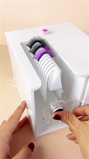 Creating black & purple lash fans with the Auto-Fanning Lash Machine is effortless ✨