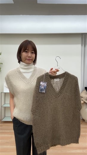 12/12 TIZZI 🧸直播當下公開分享貼文＋留言關鍵字 『滿滿的SALE等著妳～TIZZI🩷』 🎁CW186線上加單抽$12購入 1位 ———————————————————————— 👤👤👤歐膩與翻譯身形資訊👤👤👤 TIZZI短髮歐膩 160 彤彤 160/45 肩38/腰60/臀84-85 ———————————————————————— 🪂🪂🪂行程表🪂🪂🪂 •12/10-12/16 批市直播連線 •12/17第一批追加 •12/19第二批追加 ———————————————————————— ■請詳細閱讀 「購買流程 」與 「社團公告相關說明」 - ■淺色商品如因布料特性有混線或極小污點1cm以內皆屬於正常現象（不影響穿著使用不屬於瑕疵） - ■商品會因為不同光源、不同顯示螢幕呈現色差，顏色界定各有差異 ，介意者請斟酌下單唷 - ■批市直播尺寸為「平量」，誤差1-3CM 皆屬於正常範圍 - ■韓國追加期7-30天不含假日，可以接受再進行下單 ；如遇廠商排單量大，超過追加期會協助拆單，無提供取消訂單退款。 - ■所有訂單依照付款順序進行配貨排單出貨