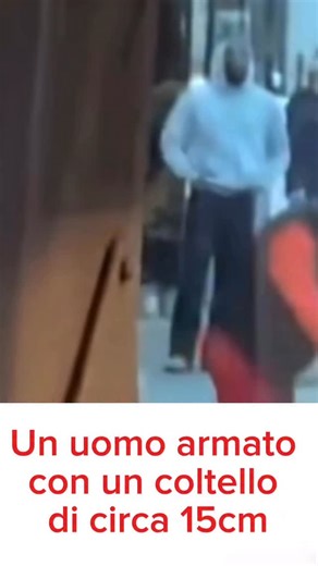 Lazza Ramo on Instagram: "Nuovo episodio di violenza sui mezzi pubblici a Parigi: un uomo armato di coltello ha minacciato un conducente di autobus nel pomeriggio di mercoledì, al confine tra il V e il XIII arrondissement. L’autista è riuscito a chiudere le porte del mezzo per evitare l’intrusione e ha allertato le forze dell’ordine. All’arrivo della polizia, l’aggressore si sarebbe scagliato contro gli agenti, che hanno aperto il fuoco ferendolo. Nessun passeggero né il conducente sono rimasti