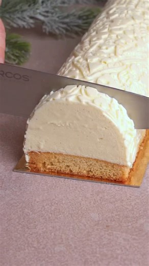 Du Bruit dans la Cuisine on Instagram: "CASE N°09 : Bûche vanille cœur fruits rouges Une recette réalisée avec Audrey, notre pâtissière préférée, qui vous montre pas à pas comment réussir une bûche aussi belle que gourmande 🤍🍓 (Spoiler : même si votre insert n’est pas droit… ça marche très bien !) 🥣 Ingrédients 📌 Biscuit madeleine * 70 g farine T55 * 50 g sucre * 28 g poudre d’amande * 6 g poudre à lever * 67 g beurre fondu * 84 g œufs (2 petits) * 30 g lait * 17 g miel 📌 Insert fruits roug