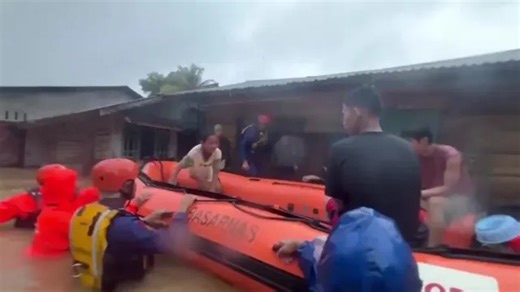 Eight killed and thousands displaced in Indonesia floods