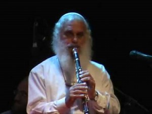 Klezmer clarinetist Moussa Berlin plays Kale Bazetsn camera1