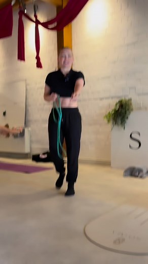 Heute mal kein Asana-Tutorial – nur ich, mein Finger und eine kleine Portion Karma für zu viel schnippel Aktion zu Hause 😂 Manchmal braucht’s keine Yoga-Übung, um achtsam zu werden.🙅🏼‍♀️ | SOMA Körperschule