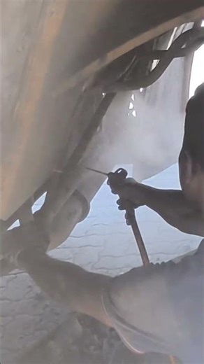 The foreman using high-powered air pressure by the cleaning heavy vachicle engine cooling system