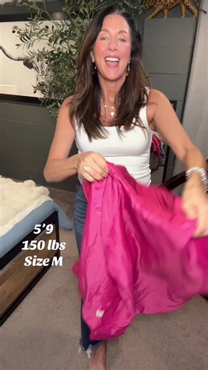 This puffer jacket is going to be your favorite spring jacket. #pufferjacket #puffercoat