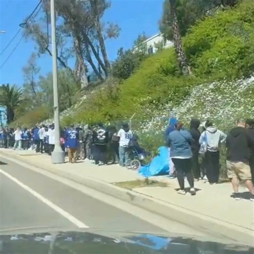 22K views · 42 reactions | Shohei Ohtani's 2024 MVP season is being celebrated tonight and Dodgers fans everywhere flocked to Vin Scully Avenue over FIVE HOURS before first pitch to secure tonight's bobblehead 勞 (: OliviaNBCLA / X) | DraftKings | Facebook