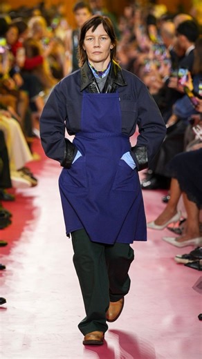 VOGUE Germany on Instagram: "Sandra Hüller gibt ihr Laufsteg-Debüt: Die Schauspielerin führte heute den Model-Cast der @MiuMiu-Show bei der Paris Fashion Week an. Alle Details zu ihrem Auftritt jetzt auf VOGUE.de (Link in der Bio). #voguegermany #pfw #parisfashionweek"