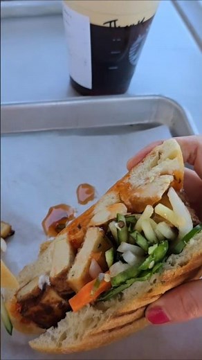 Vegan Banh Mi sandwich by Mendocino Farms. Organic, vegetarian-friendly restaurant💚 #whatieatinaday