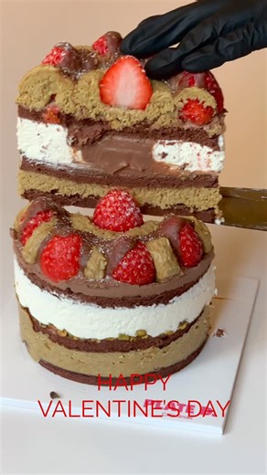 플디 / 딸기케이크•성수동케이크•압구정케이크•서초케이크•용산케이크•마포케이크 on Instagram: "🍫🍓 Valentine’s Day Special 🍓🍫 발렌타인데이를 맞아 ‘두바이 초코 딸기 케이크’가 출시됐어요 💘 진한 100% 수제 초콜릿소스의 깊은 풍미와 바삭한 피스타치오 카타이프와 상큼한 딸기의 조합, 발렌타인데이에 딱 어울리는 케이크✨ 📌 예약 안내 ▫️ 2월 10일(화) 13:00 예약 오픈 📌 현장 판매 안내 ▫️ 2월 12일(목)부터 ▫️ 선착순 · 한정 수량 🎂🍫🍓초코딸기케이크도 같이 재출시 됩니다!"