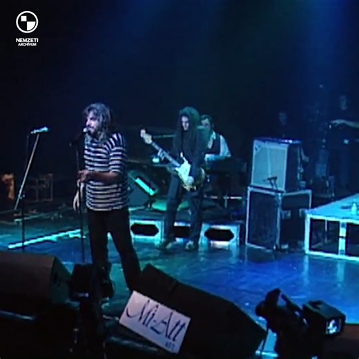 🎂 Földes László Hobo, a magyar blues- és rockzene egyik legmeghatározóbb alakja február 13-án ünnepelte a születésnapját. 📽️ Az évfordulóra időzítve érkezett az Úton lenni boldogság című film a Dunára. A road movie műfajú alkotáshoz Szederkényi Olga rendező, Csáky Attila producer és Kőrösi András operatőr több mint 100 órányi új felvételt készített és rengeteg archív anyagot dolgozott fel, hogy meséljenek a Kossuth-díjas és a Petőfi Zenei Díj Életműdíjával 2024-ben kitüntetett Hobo gyökereiről