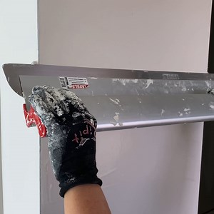 Want to add that 'extra edge' to your tool arsenal? Smooth compound effortlessly. Get fast & professional results 🔥 👇 With LEVEL5's industry-leading line of skimming tools you can 👇 ⚙️ Smooth and finish fresh compound on walls & ceilings with minimal lap marks. ⚙️ Get consistently professional results fast when applying drywall mud, plaster & other wall finishing compounds. ⚙️ Get the versatility you need to finish hard to reach areas and tight angles thanks to our three extendable handle acc