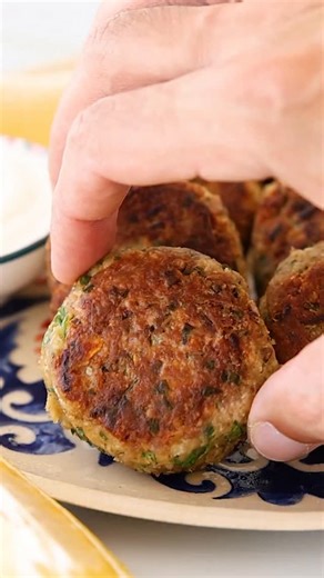 David Davidov on Instagram: "These tuna oatmeal patties are healthy, high-protein, and so easy to make, one of my favorite quick meals for busy days! 🐟💪 Comment “recipe” and I’ll send you the full step-by-step so you can try them too! Or grab it here: 👉 https://thecookingfoodie.com/recipe/healthy-tuna-patties-recipe/ For more easy & wholesome recipes, follow @thecookingfoodie 🤍 #tunapatties #healthyrecipes #thecookingfoodie #highproteinrecipes #mealprepideas #quic