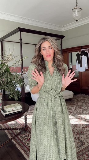 Comment your favourite below blue, green or ivory? #springinspo #elegantstyle #dresshaul