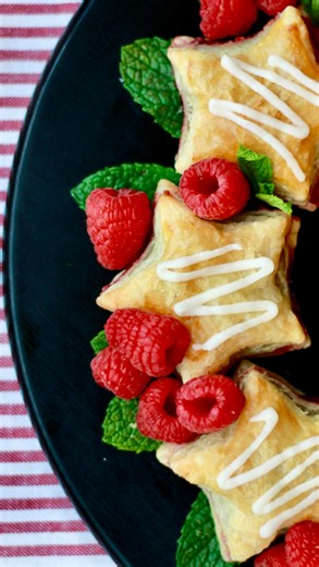 49K views · 30K reactions | Save this one and make for a Christmas brunch! Like this video + comment STAR (does not need to be all caps) and I’ll send you the full recipe. *Per Meta, must be following me first for the link to come through. Make sure to check your request/hidden messages folders. Follow me @thechicishchick for more holiday recipes! #christmasbrunch #christmasrecipes #christmasfoodideas | The Chicish Chick | Facebook