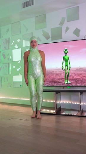 You know I had to jump on this trend the right way 🤣 Bringing this one back today! Who remembers??? #dametucosita #greenalien