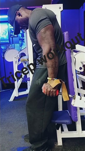 Tricep push down machine. A great alternative to the bar or rope. Keep your chest up. Enjoy 🙏