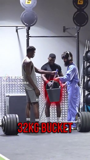 Anatoly's Hilarious 32 kg Bucket Prank at the Gym