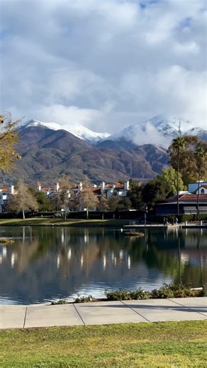 Orange County Outdoors on Instagram: "Saddleback is looking beautiful this morning with a fresh blanket of snow! It was so great to finally have a significant amount of rainfall here, much needed! On average, Orange County receives a few inches of snow each winter but primarily up on the higher peaks in the Santa Ana Mountains like Modjeska and Santiago Peak. It’ll likely melt fast so get out and see it while you can! Video taken from RSM Lake. #ocoutdoors #saddleback #santiagopeak #modjeskapeak