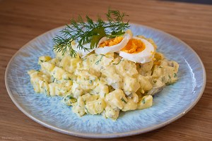 Kartoffelsalat mit Mayonnaise, Gurke & Ei