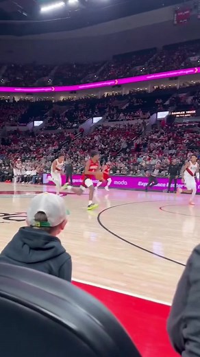 Qual tênis Jaylen Green usou durante posterização?