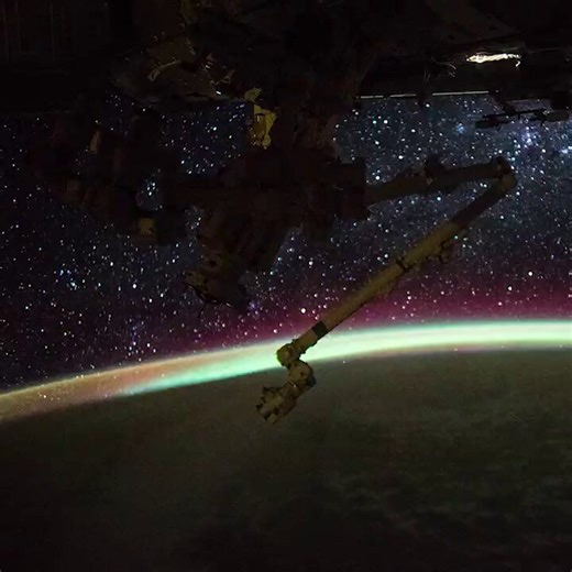 💫国際宇宙ステーション（ISS）から撮影されたこの映像には、地球の縁に沿って広がるオーロラと、そこへ差し込む太陽の光、すなわち日の出が同時に捉えられています。暗闇に包まれた宇宙空間の中で、緑や赤に揺らめくオーロラが帯のように輝き、その下からゆっくりと青白い光が押し上げてくる様子は、まさに地球が“目覚める瞬間”です。オーロラは、太陽から放たれた高エネルギー粒子が地球の磁場に導かれ、大気中の原子と衝突することで発生します。一方、日の出はISSが約90分で地球を一周する高速軌道上にあるため、地上よりもはるかに短い周期で訪れます。そのため、このように「夜」と「昼」、そして「宇宙と地球」が一度に交わる瞬間を観測できるのです。画面に映るISSのロボットアームや構造物が、そのスケール感をさらに強調し、人類がこの絶景を“外側”から見ていることを実感させます。オーロラの幻想と朝日の輝き、それは、宇宙と地球が織りなす壮大なグラデーションです。撮影：ISSミッション期間中（詳細日時不定）Credit: NASA / ISS Expedition Crew#宇宙 #太陽系 #地球 #Earth #オーロラ 