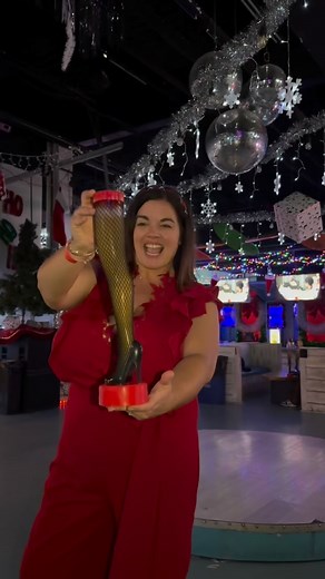 Kansas City Tinsel Tavern is now open! 🎄 Step inside Shark Bar KC to be transcended to a holiday escape. Festive cocktails and vibes. Even a collectible cup! KC—are we adding Tinsel Tavern to the holiday hit list or WHAT? 👀🎄 #kansascity #holidaypopup #kcblogger | Jolene Mendez