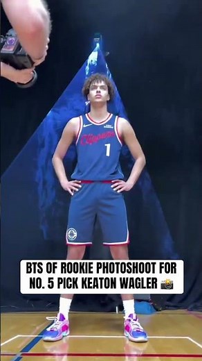 Keaton Wagler poses for photos in his new uni 📸