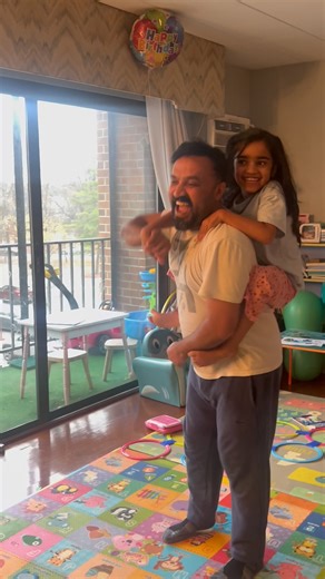 Daddy and daughter one hand challenge | Triple Sisters vs Daddy Challenge | Triple Sisters