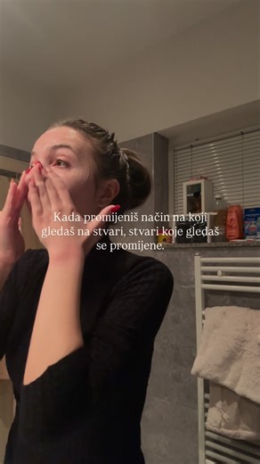 Josipa Šušnjar | beauty business mentor on Instagram: "Ponekad se ništa oko nas ne promijeni… a opet, sve izgleda drugačije. Ne zato što se svijet promijenio, nego zato što smo mi promijenili način na koji ga gledamo. Kad prestaneš gledati prilike kao nešto „nedostižno“, kad prestaneš sumnjati u sebe prije nego što uopće pokušaš, kad počneš vjerovati da i ti zaslužuješ više – mir, slobodu, balans, sigurnost… tada se stvari počinju slagati same od sebe. Ne moraš znati sve. Ne moraš imati savršeni