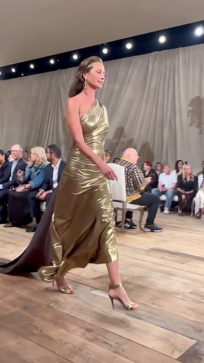 90K views · 1.6K reactions | @ralphlauren is back at #Nyfw and he brought the supermodels with him. #ChristyTurlington closed the designer's spring 2023 show. Joining her on the runway were #NataliaVodianova #AdutAkech and #AnokYai. For all things New York Fashion Week follow along in our stories. | W Magazine | Facebook