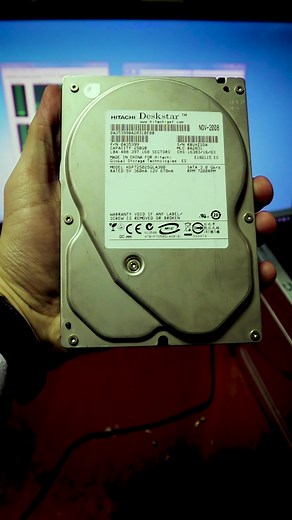 Ce se intampla daca deschizi un Hard Disk cu PC-ul pornit? #harddisk #harddrive #experiment #tech #t 1 #t_plus_1 #tutorial #romania #ro #inromana