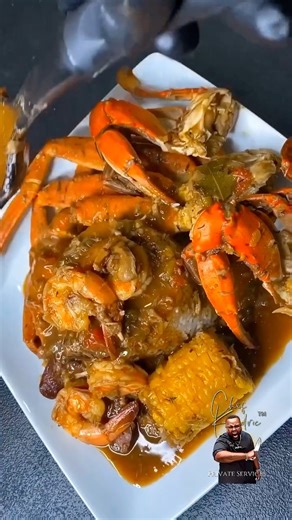 Seafood Gumbo Recipe 🔥🔥 Ingredients: For the Roux: • 1 cup vegetable oil • 1 cup all-purpose flour For the Gumbo: • 1 lb andouille sausage, sliced • 1 lb crab legs, cleaned and cut into pieces • 1 lb blue crab, cleaned and cut into pieces • 1 lb shrimp, peeled and deveined • 1 pint oysters, shucked • 2 ears corn on the cob, cut into chunks • 1 large onion, finely chopped • 1 large green bell pepper, finely chopped • 2 celery stalks, finely chopped • 4 cloves garlic, minced • 1 (14.5 oz) can di