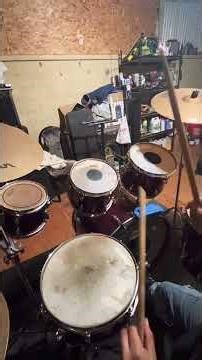 Easy and simple drum tutorial lesson for beginners (first video)