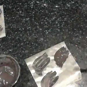 Tuto gâteau cygne (et en rose ça fera un flamant rose ;) )! Utilisez les Candy melts pour les ailes: https://www.planete-gateau.com/fr/recherche?controller=search&orderby=position&orderway=desc&search_query=candy buttons&submit_search=Rechercher Repost: love_our_cakes (Instagram) | Planète Gâteau