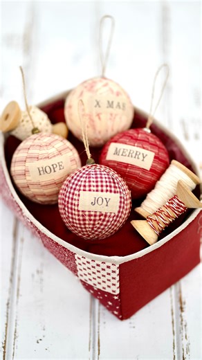 Needlework by Ana Design® on Instagram: "¿Buscas ideas navideñas que sean sencillas, acogedoras y llenas de encanto handmade? 🎄 ✨ Pues hoy te traigo unas bolas de Navidad preciosas: una grande, mullidita y súper gustosa, y otras más pequeñitas hechas con retales y telas country. Ese efecto deshilachado les da un toque rústico y cozy que queda espectacular en cualquier rincón del árbol. 🎅🏻 Son de esas manualidades que enamoran a primera vista porque combinan textura, calidez y ese rollito arte