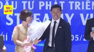 1.7M views · 9.3K reactions | Tiết lộ người Chồng thứ 2 của Doanh nhân Nguyễn Ngọc Tiền - Vợ cố diễn viên Quý Bình (người ôm bó hoa tặng Ngọc Tiền) #tingiaitri https://youtube.com/live/YmUYAWICLu0?feature=share | TIN GIẢI TRÍ | Facebook