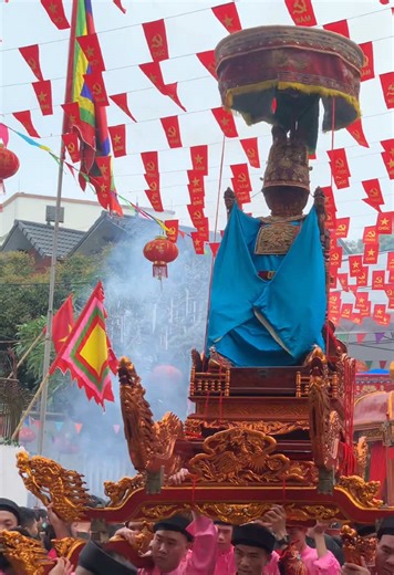 🌸🇻🇳 LỄ HỘI TRUYỀN THỐNG LÀNG CHÚC SƠN - ĐẬM ĐÀ BẢN SẮC VĂN HÓA DÂN TỘC 🎊 💐Năm 2026, Lễ hội Làng Chúc Sơn sẽ được tổ chức trong 3 ngày, từ ngày 27/2 - 01/3 (tức 11-13 tháng giêng năm Bính Ngọ). Trong lễ hội có phần lễ và phần hội. Phần lễ có nghi lễ rước kiệu truyền thống và nghi lễ tế thần theo phong tục của làng Chúc Sơn. Phần hội có các trò chơi dân gian và các chương trình nghệ thuật đan xen… 🌟 Theo lịch sử truyền thống đã được ghi trong ngọc phả của làng, thì Ba vị thành Hoàng Làng Chú