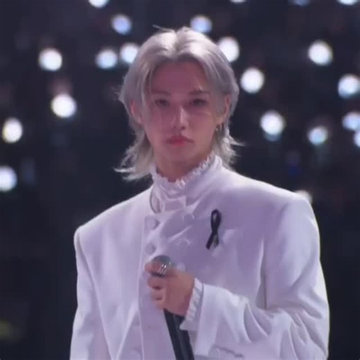 lee felix on Instagram: "FELIX MESSAGE PERFORMANCE WITH KIM HYESOO AT THE 2025MAMA AWARDS #straykids #felix #stay"