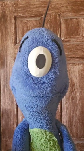 ALIEN REACTS to LIP BEE STING? BLOOOB #shorts #beesting #funnyreaction #puppets