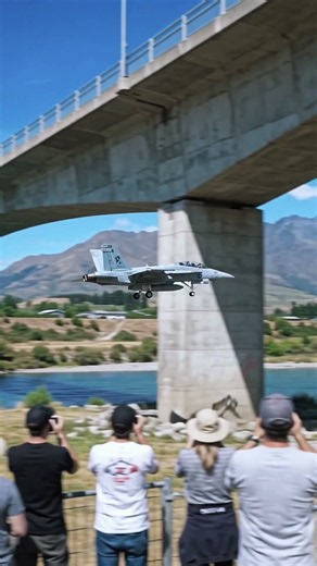 F/A-18 Super Hornet RC Jet — Insane Low Pass Under a Bridge 🔥✈️ #aviation