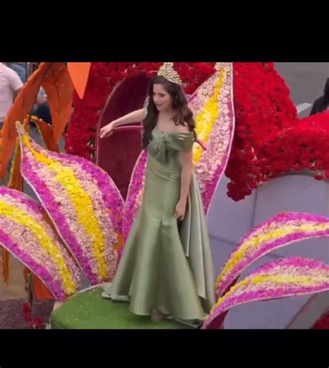 Lo Nuestro Sociales + Cultura on Instagram: "Durante su participación en el tradicional Desfile de Flores y Frutas en Ambato, #Ecuador, la Miss Universe #FátimaBosch sufrió un incidente en su carro alegórico A pesar del susto, Fátima recibió asistencia rápida y continuó saludando al público"