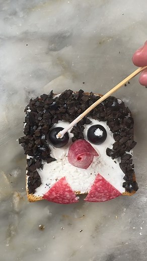 🐧 Penguin Toast – easy snack idea 1️⃣ Toast a slice of bread. 2️⃣ Spread a thick layer of white cheese (Philadelphia style). 3️⃣ Cut black olives into tiny pieces and place them on top to make the “hair / body”. 4️⃣ Cut one black olive in half to make the eyes — place each half on the toast. 5️⃣ Use a small heart cookie cutter to shape the top part (then remove it and finish filling in with olives). 6️⃣ Cut a slice of salami: • Roll a small piece to make the beak • Cut two tiny triangles for th