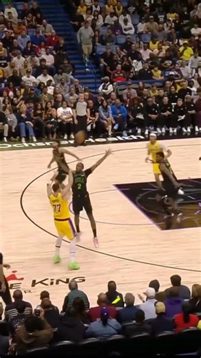 baloncesto lebron James con el donqueo #basketball #misionesbasket #nba #momentosnba #lakers #sports