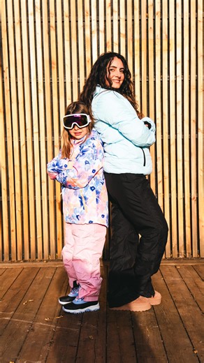 ~ Justine Les Mamans 6ter ~ on Instagram: "🎿 Ça y est… on s’équipe pour la montagne ⛷️❄️ Comme chaque année, on prépare notre séjour à la neige en famille, et cette fois, il fallait équiper toute la team 😍 On a craqué pour les combinaisons de ski Crivit dispo chez Lidl à partir du 13 Novembre, en supermarché et sur Lidl.fr et franchement, elles sont: ✨ hyper chaudes ✨ super quali ✨ et surtout… à tout petit prix Parfaites pour profiter des pistes sans se ruiner : Crivit Caleçon te