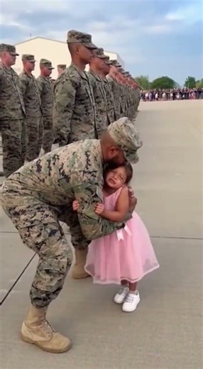 👶 Soldier Hugs Baby After Long Deployment – Heartwarming Moment