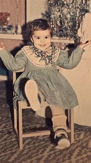 Namazəliyeva Mələksə on Instagram: "Bilmirem neden amma bu videonu düzeldende çox kövreldim.Kaşki ele bir gücümüz olsa idi uşaqlıq dövrümüzü göre bilerdik😍"