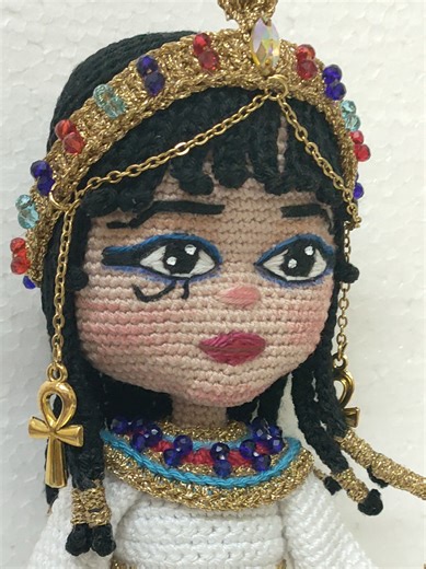 ✨👑 الملكة الفرعونية حتشبسوت — هاند ميد ومصممة بحب 💛 تاج ذهبي، تفاصيل ملكية، تصميم حصري مش هتلاقيه غير عند gufo 👑 🔥 أكتر عرايسنا طلبًا! ✨👑 Pharaoh Queen Hatshepsut — handmade with love 💛 Golden crown, royal details, exclusive design — only at gufo 👑 🔥 One of our most requested dolls! 📬 Message the page remoللطلب او الاستفسار اطلبي القطعة اللي تحبيها بكل سهولة من خلال رسايل الصفحة 📬📬 أو عن طريق الواتساب 📱 واتس / 01061400824 ✨ متاح شحن لجميع المحافظات ✨ 📌 تابعونا على إنستجرام عشان تشوف