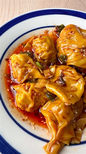 1.4M views · 38K reactions | Chilli Oil Wontons ️ Sharing one of my most popular recipes, chilli oil wontons (紅油抄手)! Easy, no-pleat wontons. This is my go-to wonton wrapping method. Super easy and lets you wrap 30+ in under 20 minutes. Comment “wonton” and I’ll message you the full recipe  #wontons #chillioil #dumplings #chineserecipes #asianrecipes #spicywontons | Daigasikfaan | Facebook