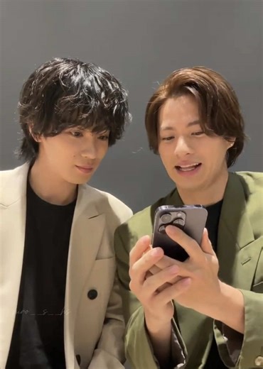 7月7日🎋 ⁡ 岸くんを待ちながら、 ひと足先に #じぐひら がTOBEに合流した日❤️🩵 ⁡ ただただ笑っててくれればいいと願ってた毎日。 でもやっぱり会いたくて、 だからこの日 姿を見れたあの瞬間は 今でも思い出すと胸が熱くなる🥹❤️‍🔥 ⁡ 楽しそうに少し照れくさそうに行われた インスタライブ✨ ⁡ 戻ってきてくれてありがとう🥰 ⁡ 当たり前じゃないんだって この日を迎えてもう一度噛み締めてる。 一生懸命応援するぞーーー🙌 ⁡ #平野紫耀 #神宮寺勇太 #Number_i