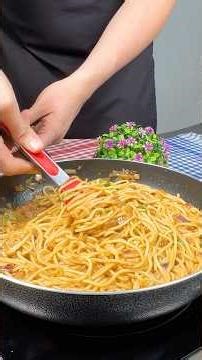 An Italian chef taught me how to make this incredibly simple and delicious pasta! #italy #recipe